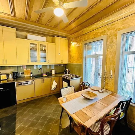 Feriehus Balat Three-story Restored Ottoman House *