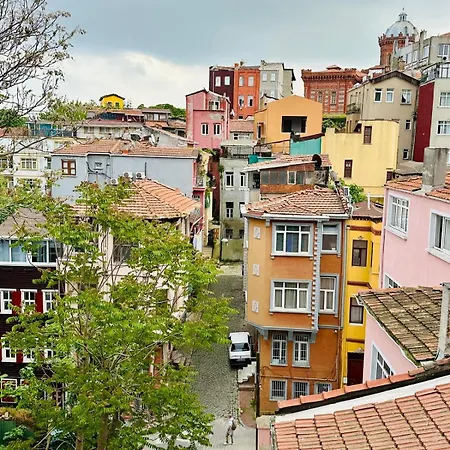 Дом отдыха Balat Three-story Restored Ottoman House *