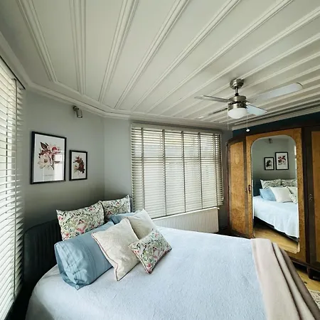 Дом отдыха Balat Three-story Restored Ottoman House Стамбул