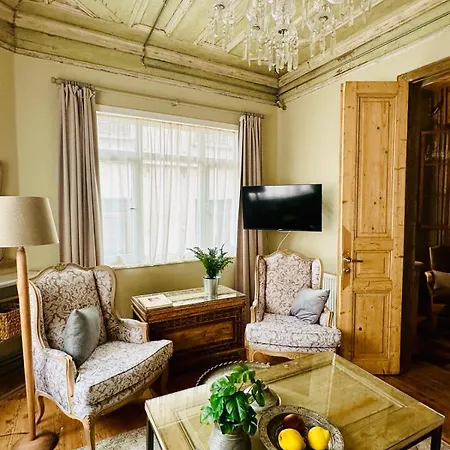 Balat Three-story Restored Ottoman House Дом отдыха