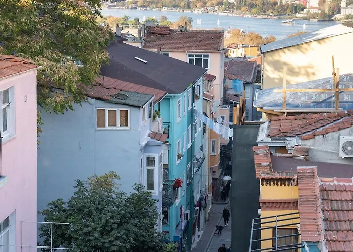 Дом отдыха Balat Three-story Restored Ottoman House Стамбул