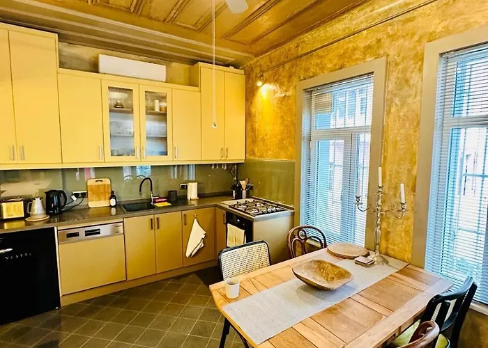 Дом отдыха Balat Three-story Restored Ottoman House *