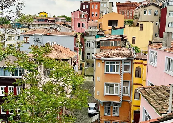 Дом отдыха Balat Three-story Restored Ottoman House *