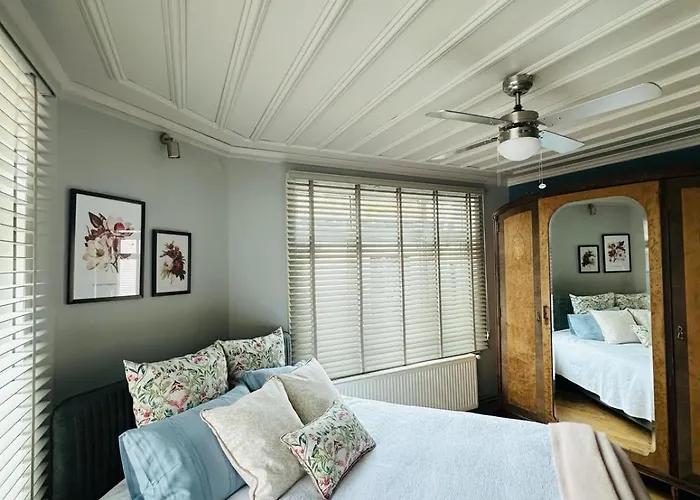 Дом отдыха Balat Three-story Restored Ottoman House Стамбул