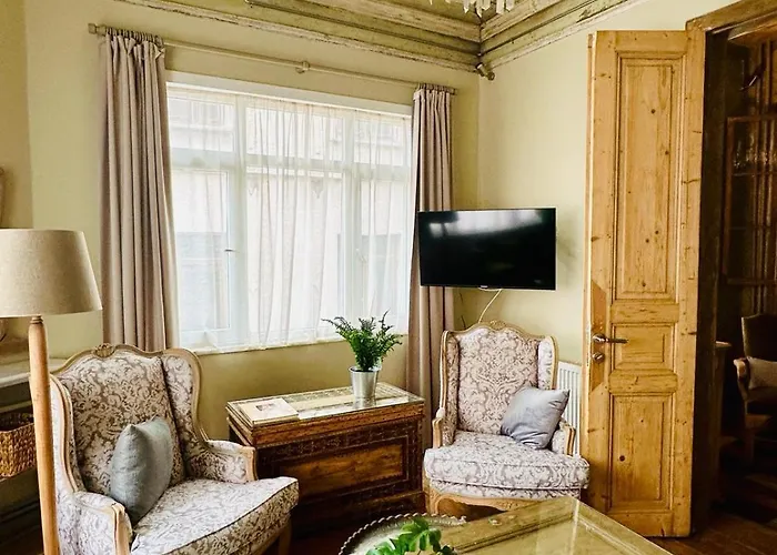 Balat Three-story Restored Ottoman House Дом отдыха