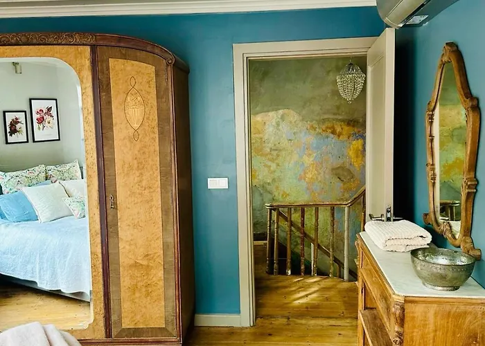 Дом отдыха Balat Three-story Restored Ottoman House Стамбул