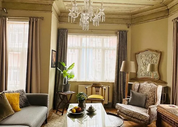 Дом отдыха Balat Three-story Restored Ottoman House *