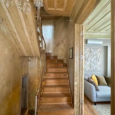 Balat Three-story Restored Ottoman House * イスタンブール